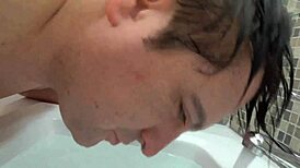 Mistress Amrita se actualizează cu picioare și joacă cu sclavul