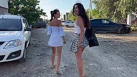 Dvě holky blesknou kundy na veřejnosti bez kalhotek