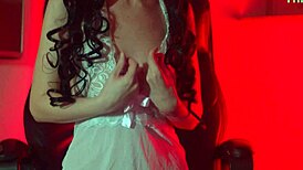 Sposa arrapata Laura Fatalle si sculaccia il culo in solo selvaggio.