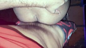 Comendo o rabo do maduro dentro da cabine no dark room