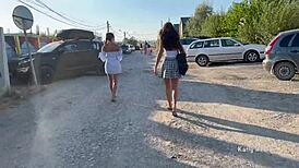 Dvě holky blesknou kundy na veřejnosti bez kalhotek