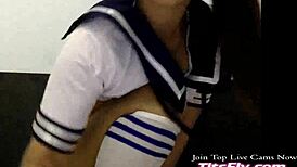 Cewek Bokong Besar Naik Dildo di Cam Langsung