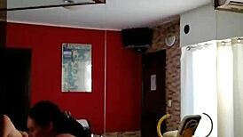 joven desconocido disfruta de una buena experiencia con mi mujer por dinero