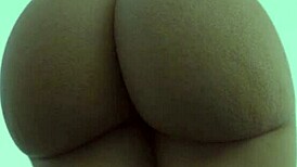 هذه الفتاة السوداء الساخنة تظهر مؤخرتها الكبيرة على الكاميرا، تغري بجسمها المتراكم