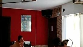 joven desconocido disfruta de una buena experiencia con mi mujer por dinero