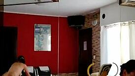 joven desconocido disfruta de una buena experiencia con mi mujer por dinero