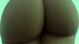 Ez a forró fekete csaj kamerán mutogatja hatalmas seggét, kacérkodik kanyargós testével.