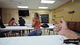Potají šukání ve třídě s horkou blondýnou v tangách
