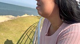 Budak remaja 18+ bagi blowjob Krismas kepada lelaki kecil 18+ dalam bogol anal