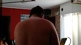 joven desconocido disfruta de una buena experiencia con mi mujer por dinero