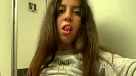 OMG, 이 18+ 틴이 팬티 없이 비행기 화장실에서 자위하고 사정 직전에 거의 잡힐 뻔! 😱