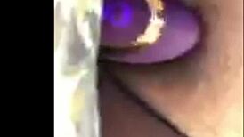 Latina jente onanerer med leker og spruter intenst