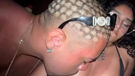 comi a novinha casada dentro da cabine do swing e enchi ela de leite