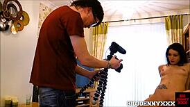 Il nerd si fa succhiare l'asta enorme dalla bellezza italiana Valentina Bianco prima di sbatterle il buco stretto!