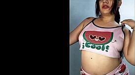 hermosa y sexy jovencita muestra su cuerpo sensual