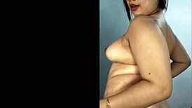 hermosa y sexy jovencita muestra su cuerpo sensual