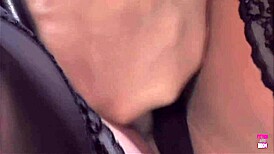 Perempuan brunette panas dapat pepeknya dikongkek kuat oleh lelakinya