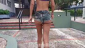 Me encanta lucir mi cintura delgada 18+ y axilas peludas con tetas rebotando en público