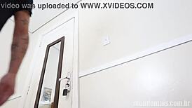 homem hospeda em hotel para putaria gay com caras do app, monster cocks involved