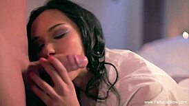 Ležící na posteli erotický moment kouření a výstřiku