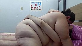 Romantický pár sdílí intimní chvíle v posteli