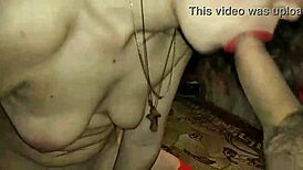 Вау, разделась на камеру, поиграла с бутылкой и взяла член глубоко!