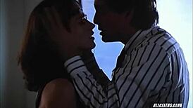 Kim Delaney tachinată cu farmec subtil în The Temptress 1995