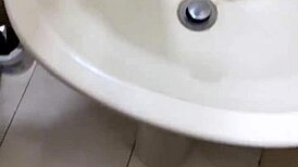 Partide Bu Esmeri Tanıdım ve Kulüp Tuvaletinde Eğilerek Hızla Siktim.