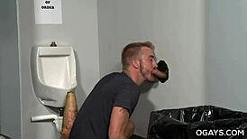 Gay gloryhole šukání na záchodě s intenzivní akcí