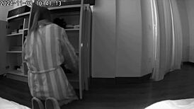 Karısı Kocasını En Yakın Arkadaşıyla Gerçek Ev Yapımı Aldatıyor