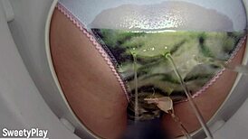 omg, 팬티에 오줌 싸서 화장실 변기에 떨어지는 거 봐! 💦