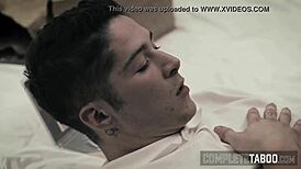 페티시 틴의 좁은 보지가 극한 하드코어로 박혀