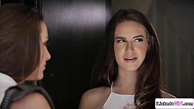 Büyük memeli lezbiyen nüfus memuru minyon ev sahibinin tatlı noktasını yalıyor