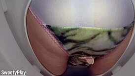 omg, 팬티에 오줌 싸서 화장실 변기에 떨어지는 거 봐! 💦