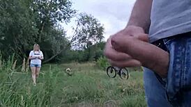 Man flasht en aftrekt bij mooie meid op openbare straat scène