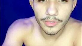 proč ten gay kluk stříká z sólo ručního šukání? Sleduj ho, jak si hladí čurák sám.