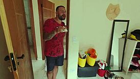 Бразильская новинья-кариока с парнем ебется на пляже с огромным хуем