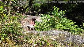 Вуайер-незнакомец удивляет девушку сексом на нудистском пляже