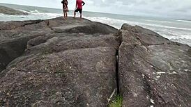 Бразильская новинья-кариока с парнем ебется на пляже с огромным хуем