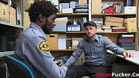 Hú, ezek a szexuálisan elnyomott meleg tisztek keményen dugnak a börtönben