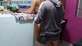 Follandome a la madrastra culona en navidad, estaba tan cachonda!