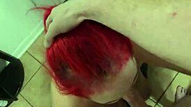 Amber klečí a cucá tatínkův čurák v domácím funu