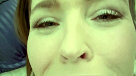 Zanesljiva prijateljica se spremeni v zapeljivo srečanje z vročo milf mamo