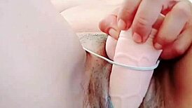 Tonton Latina lancap intens dengan dildo besar! Dia pancut dua kali, tengok tetek juicy dia!