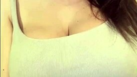 मेरी सौतेली माँ अपना लचीला गंद और बड़े दूधिया स्तन दिखाती है