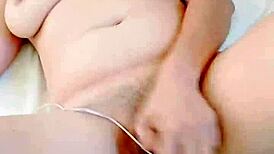 Se latinaens intense onani med kæmpe dildo! Hun kommer to gange se saftige patter
