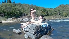 Sesso rischioso spiaggia e bus con coppia latina bollente! 🔥