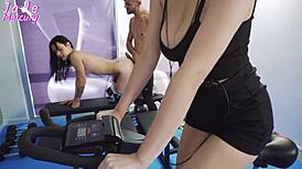 me gusta ver al entrenador follarse a nuestra amiga en el gym