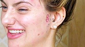 Úžasná blondýnka rozpálí koupelnu rychlou sprchou.