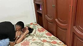 Mi hermanastro cachondo, le doy mi coño para follar 😈